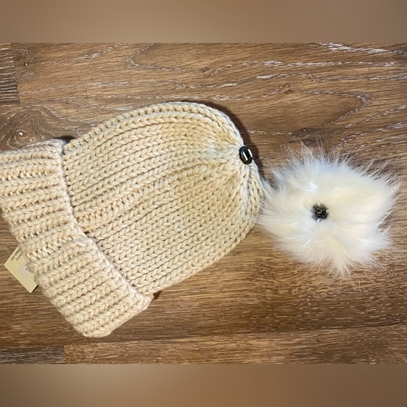 NWT HATATTACK BRYCE KNIT BEANIE WITH REMOVABLE POM IN IVORY - Picture 3 of 5